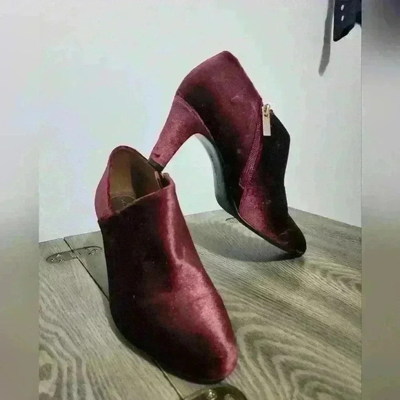BANDOLINO merlot velvet booties. Size 10 - Picture 2 of 9